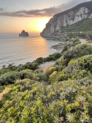 Masua Sardegna - Pan di Zucchero la scogliera di Masua in Sardegna Masua Sardegna - Pan di Zucchero la scogliera di Masua in Sardegna
