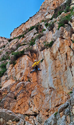 La seconda alba, Pizzo Coda di Volpe, Monte Gallo, Sicilia, Emanuele Andreozzi, Andrea Gremes, Mauro Viola - 'La seconda alba' al Pizzo Coda di Volpe: Andrea Gremes sul primo diedro della via La seconda alba, Pizzo Coda di Volpe, Monte Gallo, Sicilia, Emanuele Andreozzi, Andrea Gremes, Mauro Viola - 'La seconda alba' al Pizzo Coda di Volpe: Andrea Gremes sul primo diedro della via