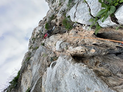 La seconda alba, Pizzo Coda di Volpe, Monte Gallo, Sicilia, Emanuele Andreozzi, Andrea Gremes, Mauro Viola - 'La seconda alba' al Pizzo Coda di Volpe: Mauro Viola in apertura del terzo tiro La seconda alba, Pizzo Coda di Volpe, Monte Gallo, Sicilia, Emanuele Andreozzi, Andrea Gremes, Mauro Viola - 'La seconda alba' al Pizzo Coda di Volpe: Mauro Viola in apertura del terzo tiro