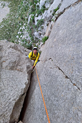 La seconda alba, Pizzo Coda di Volpe, Monte Gallo, Sicilia, Emanuele Andreozzi, Andrea Gremes, Mauro Viola - 'La seconda alba' al Pizzo Coda di Volpe: Andrea Gremes in uscito dal diedro del quinto tiro La seconda alba, Pizzo Coda di Volpe, Monte Gallo, Sicilia, Emanuele Andreozzi, Andrea Gremes, Mauro Viola - 'La seconda alba' al Pizzo Coda di Volpe: Andrea Gremes in uscito dal diedro del quinto tiro