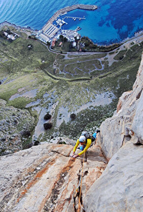 La seconda alba, Pizzo Coda di Volpe, Monte Gallo, Sicilia, Emanuele Andreozzi, Andrea Gremes, Mauro Viola - 'La seconda alba' al Pizzo Coda di Volpe: Andrea Gremes in uscita dalla placca del sesto tiro La seconda alba, Pizzo Coda di Volpe, Monte Gallo, Sicilia, Emanuele Andreozzi, Andrea Gremes, Mauro Viola - 'La seconda alba' al Pizzo Coda di Volpe: Andrea Gremes in uscita dalla placca del sesto tiro