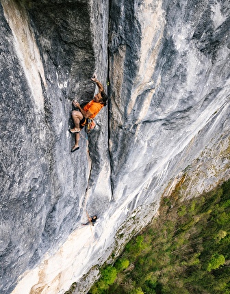 Alexander Huber frees Feuersalamander on Gösslerwand in Austria