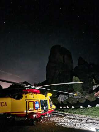 Soccorso alpino e Speleologico Veneto - Primo soccorso notturno in parete per l'elisoccorso Veneto: recuperata una cordata alle Cinque Torri Soccorso alpino e Speleologico Veneto - Primo soccorso notturno in parete per l'elisoccorso Veneto: recuperata una cordata alle Cinque Torri
