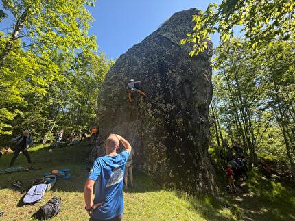 Selvola, grande partecipazione all'inaugurazione della falesia dedicata a Fabiano Molinari