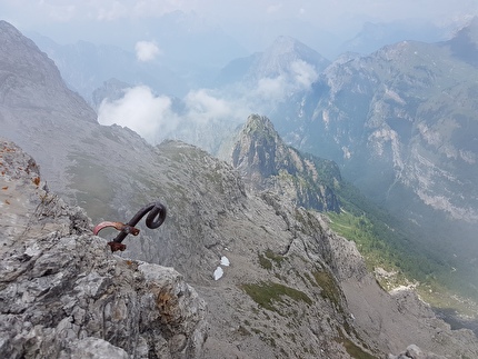 Gusela del Vescovà Schiara Dolomiti Bellunesi - Gusela del Vescovà (Schiara, Dolomiti Bellunesi): dettaglio chiodo di calata Gusela del Vescovà Schiara Dolomiti Bellunesi - Gusela del Vescovà (Schiara, Dolomiti Bellunesi): dettaglio chiodo di calata