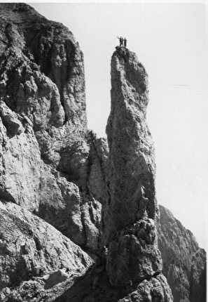Gusela del Vescovà Schiara Dolomiti Bellunesi - Gusela del Vescovà (Schiara, Dolomiti Bellunesi), anni 60 Gusela del Vescovà Schiara Dolomiti Bellunesi - Gusela del Vescovà (Schiara, Dolomiti Bellunesi), anni 60