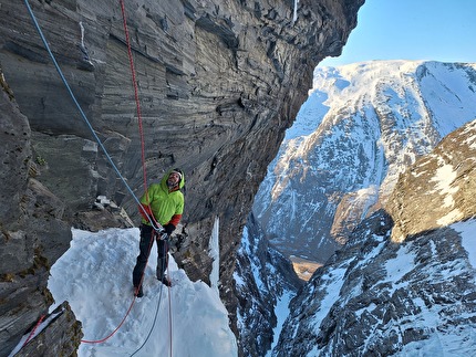 Norvegia cascate di ghiaccio, Ines Papert - L'apertura di Gjølatappen sulla parete NO di Gjøla (Litldalen, Sunndalsøra) in Norvegia (Eivind Hugaas, Torje Stenkjær, Ines Papert 11/02/2026)