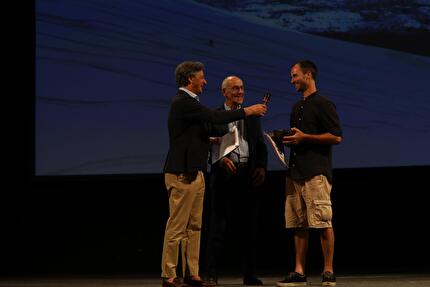 Verona Mountain Film Festival - Paolo Zanotto, il Presidente della Fondazione Giorgio Zanotto e il direttore artistico del Verona Mountain Film Festival, Roberto Gualdi, premiano l'autore Daniele Rambaldi per la foto vincitrice del festival La discesa Verona Mountain Film Festival - Paolo Zanotto, il Presidente della Fondazione Giorgio Zanotto e il direttore artistico del Verona Mountain Film Festival, Roberto Gualdi, premiano l'autore Daniele Rambaldi per la foto vincitrice del festival La discesa