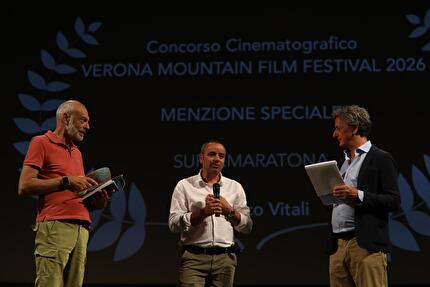 Verona Mountain Film Festival - Federico Vitali vince la menzione speciale del Verona Mountain Film Festival 2026 con il film Supermaratona. Premiato da Alessandro Camagna, presidente del CAI Verona, e da Roberto Gualdi, presidente del Festival. Verona Mountain Film Festival - Federico Vitali vince la menzione speciale del Verona Mountain Film Festival 2026 con il film Supermaratona. Premiato da Alessandro Camagna, presidente del CAI Verona, e da Roberto Gualdi, presidente del Festival.