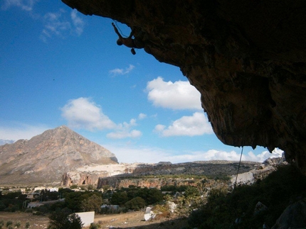 San Vito Climbing Festival – Outdoor Games 2012 - Marco Ballerini waltzing up through the Parco Cerriolo overhangs.