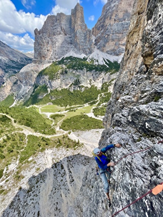 Via Helga, Col Bocià, Dolomiti, Ingo Isara, Simon Kehrer - L'apertura della 'Via Helga' al Col Bocia, Dolomiti (Ingo Isara, Simon Kehrer 2023). Sullo sfondo la Cima del Lago e Cima Scotoni, in basso il Rifugio Scotoni nella suggestiva conca sull’Alpe Lagazuoi