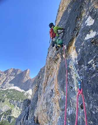 Via Helga, Col Bocià, Dolomiti, Ingo Isara, Simon Kehrer - L'apertura della 'Via Helga' al Col Bocia, Dolomiti (Ingo Isara, Simon Kehrer 2023). Sullo sfondo la Cima del Lago e Cima Scotoni, in basso il Rifugio Scotoni nella suggestiva conca sull’Alpe Lagazuoi