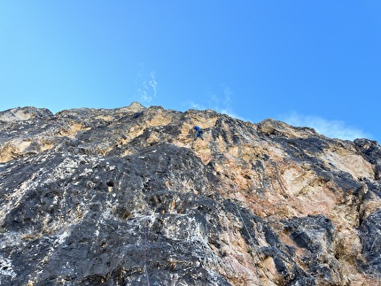 Via Helga, Col Bocià, Dolomiti, Ingo Isara, Simon Kehrer - L'apertura della 'Via Helga' al Col Bocia, Dolomiti (Ingo Isara, Simon Kehrer 2023). Sullo sfondo la Cima del Lago e Cima Scotoni, in basso il Rifugio Scotoni nella suggestiva conca sull’Alpe Lagazuoi