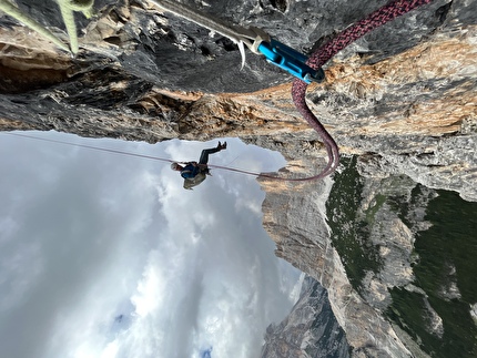 Via Helga, Col Bocià, Dolomiti, Ingo Isara, Simon Kehrer - L'apertura della 'Via Helga' al Col Bocia, Dolomiti (Ingo Isara, Simon Kehrer 2023). Sullo sfondo la Cima del Lago e Cima Scotoni, in basso il Rifugio Scotoni nella suggestiva conca sull’Alpe Lagazuoi