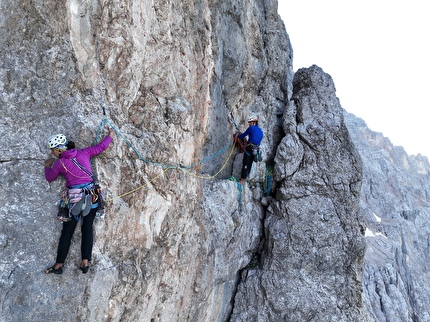 Dolomitismo, Dolomiti, Emanuele Confortin - Dolomitismo: Claudia Mario sulla via Aste Susatti in Civetta