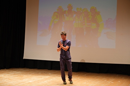 Ti racconto il mio soccorso - L'alpinista e soccorritore valdostano François Cazzanelli a 'Ti racconto il mio soccorso' al Teatro del Baldo di Brentonico (VR) Ti racconto il mio soccorso - L'alpinista e soccorritore valdostano François Cazzanelli a 'Ti racconto il mio soccorso' al Teatro del Baldo di Brentonico (VR)