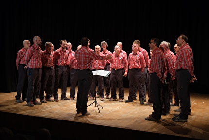 Ti racconto il mio soccorso - Il coro a 'Ti racconto il mio soccorso' al Teatro del Baldo di Brentonico (VR) Ti racconto il mio soccorso - Il coro a 'Ti racconto il mio soccorso' al Teatro del Baldo di Brentonico (VR)