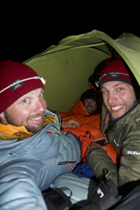 Kongde Ri Shar, Kwangde Ri, Nepal, Elias Hangweyrer, Max Muck, Jakob Ritzl - Three people in a two-man tent during the first ascent of 'Edge of Patience' on Kongde Ri Shar, Nepal (Elias Hangweyrer, Max Muck, Jakob Ritzl 12 - 17/05/2026) Kongde Ri Shar, Kwangde Ri, Nepal, Elias Hangweyrer, Max Muck, Jakob Ritzl - Three people in a two-man tent during the first ascent of 'Edge of Patience' on Kongde Ri Shar, Nepal (Elias Hangweyrer, Max Muck, Jakob Ritzl 12 - 17/05/2026)