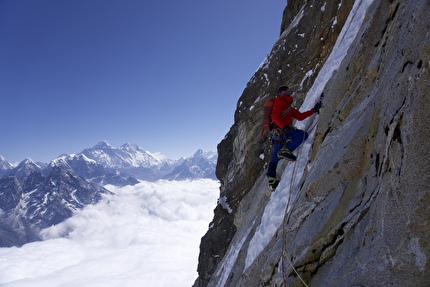 Kongde Ri Shar, Kwangde Ri, Nepal, Elias Hangweyrer, Max Muck, Jakob Ritzl - The pendulum traverse of 'Edge of Patience' on Kongde Ri Shar, Nepal (Elias Hangweyrer, Max Muck, Jakob Ritzl 12 - 17/05/2026) Kongde Ri Shar, Kwangde Ri, Nepal, Elias Hangweyrer, Max Muck, Jakob Ritzl - The pendulum traverse of 'Edge of Patience' on Kongde Ri Shar, Nepal (Elias Hangweyrer, Max Muck, Jakob Ritzl 12 - 17/05/2026)
