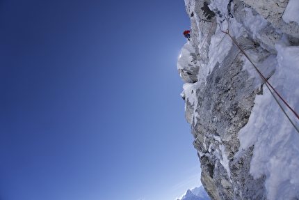 Kongde Ri Shar, Kwangde Ri, Nepal, Elias Hangweyrer, Max Muck, Jakob Ritzl - The traverse in the Headwall of 'Edge of Patience' on Kongde Ri Shar, Nepal (Elias Hangweyrer, Max Muck, Jakob Ritzl 12 - 17/05/2026) Kongde Ri Shar, Kwangde Ri, Nepal, Elias Hangweyrer, Max Muck, Jakob Ritzl - The traverse in the Headwall of 'Edge of Patience' on Kongde Ri Shar, Nepal (Elias Hangweyrer, Max Muck, Jakob Ritzl 12 - 17/05/2026)
