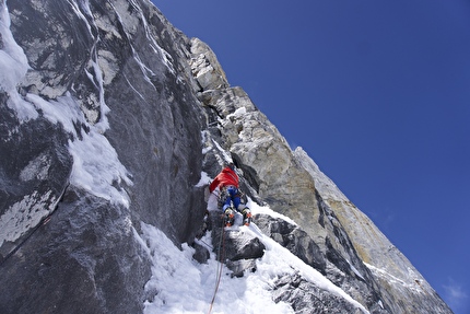 Kongde Ri Shar, Kwangde Ri, Nepal, Elias Hangweyrer, Max Muck, Jakob Ritzl - The corner in the Headwall of 'Edge of Patience' on Kongde Ri Shar, Nepal (Elias Hangweyrer, Max Muck, Jakob Ritzl 12 - 17/05/2026) Kongde Ri Shar, Kwangde Ri, Nepal, Elias Hangweyrer, Max Muck, Jakob Ritzl - The corner in the Headwall of 'Edge of Patience' on Kongde Ri Shar, Nepal (Elias Hangweyrer, Max Muck, Jakob Ritzl 12 - 17/05/2026)