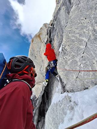 Kongde Ri Shar, Kwangde Ri, Nepal, Elias Hangweyrer, Max Muck, Jakob Ritzl - The last pitch in the Headwall of 'Edge of Patience' on Kongde Ri Shar, Nepal (Elias Hangweyrer, Max Muck, Jakob Ritzl 12 - 17/05/2026) Kongde Ri Shar, Kwangde Ri, Nepal, Elias Hangweyrer, Max Muck, Jakob Ritzl - The last pitch in the Headwall of 'Edge of Patience' on Kongde Ri Shar, Nepal (Elias Hangweyrer, Max Muck, Jakob Ritzl 12 - 17/05/2026)
