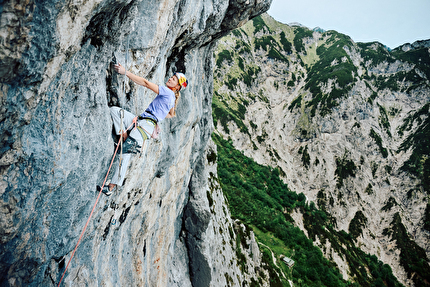 Lara Neumeier climbs Des Kaisers Neue Kleider to complete Alpine Trilogy