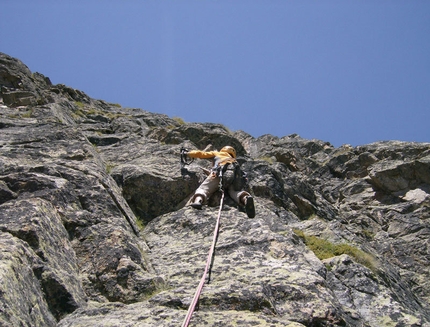 Aiguille de Chatelet - via Carpe diem - Mauro Franceschini in apertura sul XVI tiro di Carpe diem, Aiguille de Chatelet, Monte Bianco