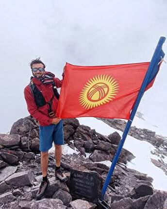 Ettore Campana Scalo Sogni - Ettore Campana in cima al Komsomolet Peak (4204m) Kirghizistan, all'inizio del suo viaggio verso il Lenin Peak per il progetto Scalo Sogni Ettore Campana Scalo Sogni - Ettore Campana in cima al Komsomolet Peak (4204m) Kirghizistan, all'inizio del suo viaggio verso il Lenin Peak per il progetto Scalo Sogni