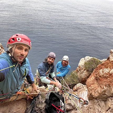 Isola di Marettimo, Egadi Sicilia - L'apertura della via 'I marinai tornano tardi' alla Guglia Paolo e Francesca, Punta Pegna, Isola di Marettimo, Egadi (Michele Barbiero, Alessandro Beber, Marco Bergamo 06/05/2026) Isola di Marettimo, Egadi Sicilia - L'apertura della via 'I marinai tornano tardi' alla Guglia Paolo e Francesca, Punta Pegna, Isola di Marettimo, Egadi (Michele Barbiero, Alessandro Beber, Marco Bergamo 06/05/2026)