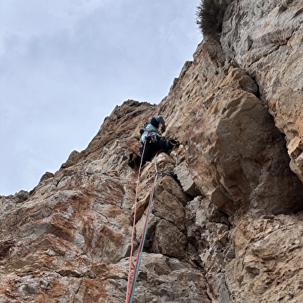 Isola di Marettimo, Egadi Sicilia - L'apertura della via 'I marinai tornano tardi' alla Guglia Paolo e Francesca, Punta Pegna, Isola di Marettimo, Egadi (Michele Barbiero, Alessandro Beber, Marco Bergamo 06/05/2026) Isola di Marettimo, Egadi Sicilia - L'apertura della via 'I marinai tornano tardi' alla Guglia Paolo e Francesca, Punta Pegna, Isola di Marettimo, Egadi (Michele Barbiero, Alessandro Beber, Marco Bergamo 06/05/2026)