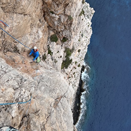 Isola di Marettimo, Egadi Sicilia - L'apertura della via 'I marinai tornano tardi' alla Guglia Paolo e Francesca, Punta Pegna, Isola di Marettimo, Egadi (Michele Barbiero, Alessandro Beber, Marco Bergamo 06/05/2026) Isola di Marettimo, Egadi Sicilia - L'apertura della via 'I marinai tornano tardi' alla Guglia Paolo e Francesca, Punta Pegna, Isola di Marettimo, Egadi (Michele Barbiero, Alessandro Beber, Marco Bergamo 06/05/2026)