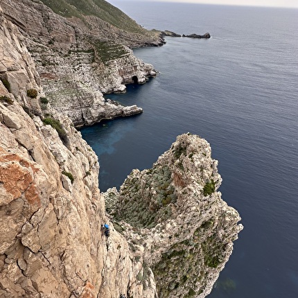 Isola di Marettimo, Egadi Sicilia - L'apertura della via 'I marinai tornano tardi' alla Guglia Paolo e Francesca, Punta Pegna, Isola di Marettimo, Egadi (Michele Barbiero, Alessandro Beber, Marco Bergamo 06/05/2026) Isola di Marettimo, Egadi Sicilia - L'apertura della via 'I marinai tornano tardi' alla Guglia Paolo e Francesca, Punta Pegna, Isola di Marettimo, Egadi (Michele Barbiero, Alessandro Beber, Marco Bergamo 06/05/2026)