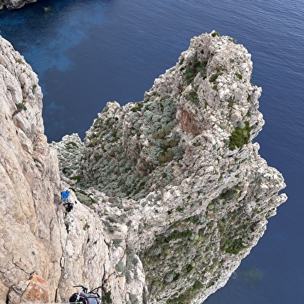 Isola di Marettimo, Egadi Sicilia - L'apertura della via 'I marinai tornano tardi' alla Guglia Paolo e Francesca, Punta Pegna, Isola di Marettimo, Egadi (Michele Barbiero, Alessandro Beber, Marco Bergamo 06/05/2026) Isola di Marettimo, Egadi Sicilia - L'apertura della via 'I marinai tornano tardi' alla Guglia Paolo e Francesca, Punta Pegna, Isola di Marettimo, Egadi (Michele Barbiero, Alessandro Beber, Marco Bergamo 06/05/2026)