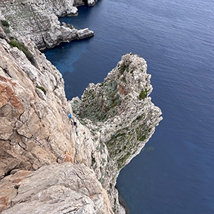 Isola di Marettimo, Egadi Sicilia - L'apertura della via 'I marinai tornano tardi' alla Guglia Paolo e Francesca, Punta Pegna, Isola di Marettimo, Egadi (Michele Barbiero, Alessandro Beber, Marco Bergamo 06/05/2026) Isola di Marettimo, Egadi Sicilia - L'apertura della via 'I marinai tornano tardi' alla Guglia Paolo e Francesca, Punta Pegna, Isola di Marettimo, Egadi (Michele Barbiero, Alessandro Beber, Marco Bergamo 06/05/2026)