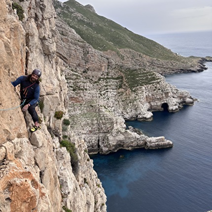 Isola di Marettimo, Egadi Sicilia - L'apertura della via 'I marinai tornano tardi' alla Guglia Paolo e Francesca, Punta Pegna, Isola di Marettimo, Egadi (Michele Barbiero, Alessandro Beber, Marco Bergamo 06/05/2026) Isola di Marettimo, Egadi Sicilia - L'apertura della via 'I marinai tornano tardi' alla Guglia Paolo e Francesca, Punta Pegna, Isola di Marettimo, Egadi (Michele Barbiero, Alessandro Beber, Marco Bergamo 06/05/2026)