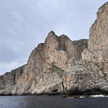 Isola di Marettimo, Egadi Sicilia - L'apertura della via 'I marinai tornano tardi' alla Guglia Paolo e Francesca, Punta Pegna, Isola di Marettimo, Egadi (Michele Barbiero, Alessandro Beber, Marco Bergamo 06/05/2026) Isola di Marettimo, Egadi Sicilia - L'apertura della via 'I marinai tornano tardi' alla Guglia Paolo e Francesca, Punta Pegna, Isola di Marettimo, Egadi (Michele Barbiero, Alessandro Beber, Marco Bergamo 06/05/2026)