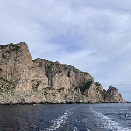 Isola di Marettimo, Egadi Sicilia - L'apertura della via 'I marinai tornano tardi' alla Guglia Paolo e Francesca, Punta Pegna, Isola di Marettimo, Egadi (Michele Barbiero, Alessandro Beber, Marco Bergamo 06/05/2026) Isola di Marettimo, Egadi Sicilia - L'apertura della via 'I marinai tornano tardi' alla Guglia Paolo e Francesca, Punta Pegna, Isola di Marettimo, Egadi (Michele Barbiero, Alessandro Beber, Marco Bergamo 06/05/2026)