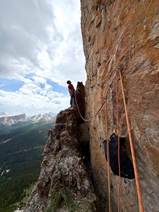 Tofana di Rozes, Dolomiti - Daniele Bolognani in partenza sul tiro di 7b di 'Goodbye 1999' alla Tofana di Rozes, Dolomiti Tofana di Rozes, Dolomiti - Daniele Bolognani in partenza sul tiro di 7b di 'Goodbye 1999' alla Tofana di Rozes, Dolomiti