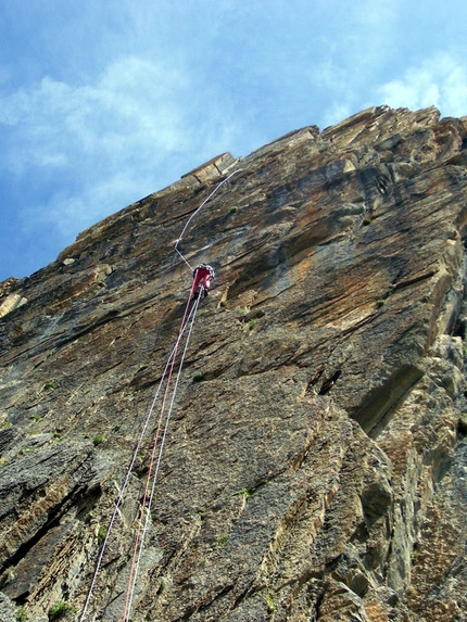 Rocca la Meja - Max risale le corde fisse Su L4 e L5 di Eppure il vento soffia ancora, Rocca la Meja, Val Maira