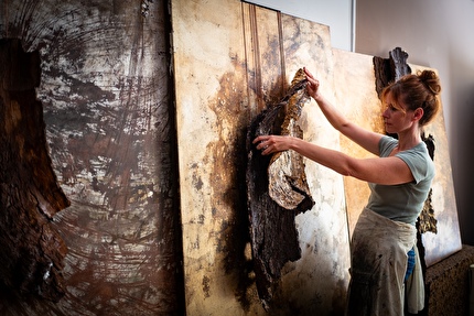 Silenziose Trame Silvia Canton - La mostra 'Silenziose Trame' di Silvia Canton, un percorso artistico che trasforma le tracce lasciate dal bostrico tipografo sulle cortecce degli alberi in opere di straordinaria intensità visiva. Silenziose Trame Silvia Canton - La mostra 'Silenziose Trame' di Silvia Canton, un percorso artistico che trasforma le tracce lasciate dal bostrico tipografo sulle cortecce degli alberi in opere di straordinaria intensità visiva.