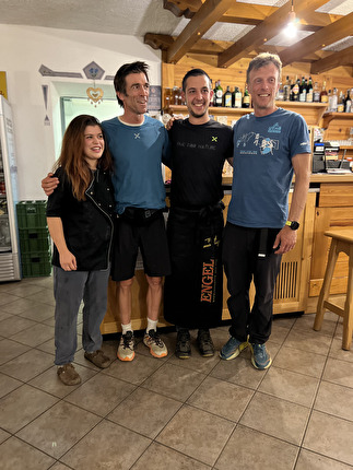 Hervé Barmasse Endurance - Italia - Hervé Barmasse Endurance - Italia: al Rifugio Tolazzi dopo la salita del Monte Coglians in Friuli-Venezia Giulia, insieme ai rifugisti Martina Tamussin e Mattia Narduzzi, e Luca Rolli Hervé Barmasse Endurance - Italia - Hervé Barmasse Endurance - Italia: al Rifugio Tolazzi dopo la salita del Monte Coglians in Friuli-Venezia Giulia, insieme ai rifugisti Martina Tamussin e Mattia Narduzzi, e Luca Rolli