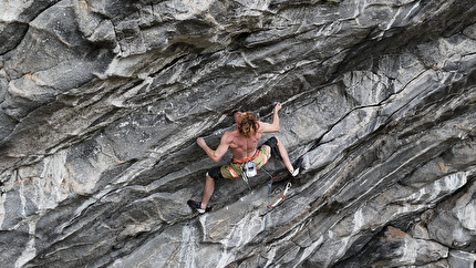Leo Bøe climbs to The Edge of the World (9a+) at Flatanger