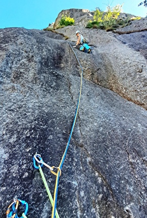 Pinnacolo di Maslana, Valbondione, Cristina Oldrati, Matteo Rivadossi - Cristina Oldrati sul secondo tiro di 'L’Ombra di Jung', Pinnacolo di Maslana, Valbondione (Cristina Oldrati, Matteo Rivadossi, estate 2026)