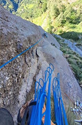 Pinnacolo di Maslana, Valbondione, Cristina Oldrati, Matteo Rivadossi - La fessura finale di L3 di 'L’Ombra di Jung', Pinnacolo di Maslana, Valbondione (Cristina Oldrati, Matteo Rivadossi, estate 2026)