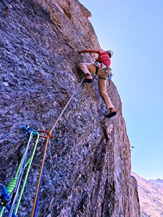 Pinnacolo di Maslana, Valbondione, Cristina Oldrati, Matteo Rivadossi - Sul fantastico muro di L7 di 'L’Ombra di Jung', Pinnacolo di Maslana, Valbondione (Cristina Oldrati, Matteo Rivadossi, estate 2026)