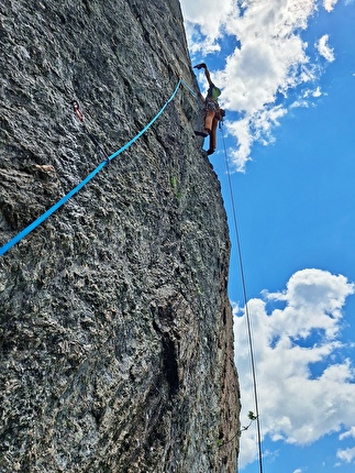 Pinnacolo di Maslana, Valbondione, Cristina Oldrati, Matteo Rivadossi - In apertura sul fantastico muro di L7 di 'L’Ombra di Jung', Pinnacolo di Maslana, Valbondione (Cristina Oldrati, Matteo Rivadossi, estate 2026)