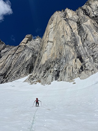 Kichatna Spire, Alaska, Elias Spitulnik, Michael Telstad - The first ascent of 'Hologram Wall' on the South Face of Kichatna Spire in Alaska (Elias Spitulnik, Michael Telstad 4-8/07/2026)