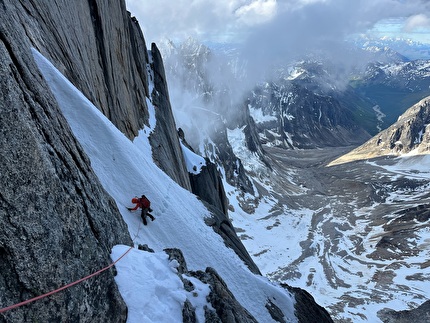 Kichatna Spire, Alaska, Elias Spitulnik, Michael Telstad - The first ascent of 'Hologram Wall' on the South Face of Kichatna Spire in Alaska (Elias Spitulnik, Michael Telstad 4-8/07/2026)