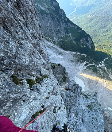 Anna Chiaruttini - Anna Chiaruttini in solitaria sulla 'Deye Peters' alla Torre delle Madri dei Camosci (Alpi Giulie) Anna Chiaruttini - Anna Chiaruttini in solitaria sulla 'Deye Peters' alla Torre delle Madri dei Camosci (Alpi Giulie)